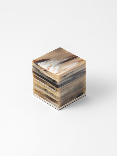 Paperweight cube in natural horn made in Italy